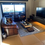 別邸KURO - ここからはお部屋の部です。まずは、ドアを開けた瞬間、飛び込んで来たリビング