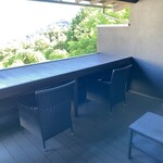 別邸KURO - ただ、後方の椅子の前にはテラスと、それ用の椅子が。普通、こっちに座るでしょうね。