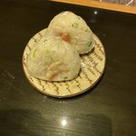 別邸KURO - 金目鯛の炊き込みご飯が美味だったので、夜食用に、よせばいいのに、2個も握って頂いてしまいました