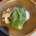 別邸KURO - 伊豆金目鯛の陶板焼、玉葱・しめじ・青梗菜、自家製出汁ポン酢