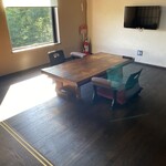 別邸KURO - ここは、ドアの右側に位置する、小上がりになっているダイニングルーム