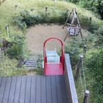 別邸KURO - ふと、階下を見て初めて思い出したのです。一階の部屋はファミリータイプで、子連れの家族用なのだということを。