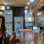 トリワイン ＰＩＫＯＳＨＨＨＵ - カウンター席から外側店内
