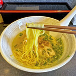 石山商店 - 麺は細麺ストレート