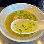 石山商店 - 鶏ベースの塩味スープとは言え、レギュラーメニューの「塩らーめん」のスープとは一味違います