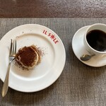 トラットリア イルソーレ - デザートの自家製ティラミスとホットコーヒー
