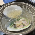 澤田 - 出汁を吸わせた葛切りと