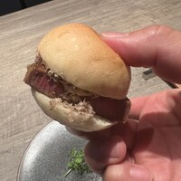 焼肉うしごろ 池袋店 - 和牛ヒレカツのトリュフチーズバーガー。