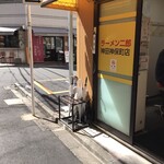 ラーメン二郎 - 店舗入口。