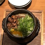 Kagurazaka Irori Nikuyorozu - 土鍋（出汁で炊いたご飯に肉、卵、葱をのせてます。）