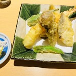 めしと酒 阿羅漢 - 天麩羅盛り合わせ(1人前)
エビがぷりぷりで美味しかったです♪
藻塩とレモン
