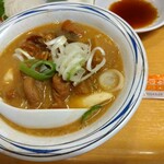 大都会 - 煮込み 380円(税込)(2023年8月25日撮影)