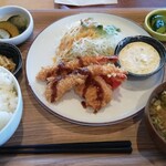 八海山みんなの社員食堂 - 日替わり定食のホキと海老フライ