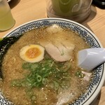 丸源ラーメン - ﾜﾀｼ、醤油白とんこつ  やっぱりﾜﾀｼとんこつ好きやわー