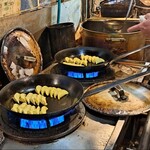 寺岡商店 - 餃子焼いてます!!イイ～匂いです!!
