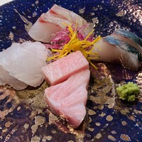 食の家 まつおか - 左　当日〆アコウ　中央下　マグロ