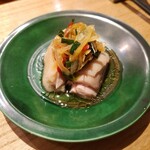 旬華 なか村 - お取り分け後の浸蒸鶏、九条葱と生姜のソース