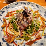 旬華 なか村 - 縞鯵のサラダ 山椒オイルと七味、ナッツ類や揚げた春巻の皮がアクセント