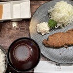 Gyuukatsu Motomura - 牛カツ一枚1,630円。ライス1杯おかわり無料。