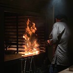 膳処末富 - 筍と大根を薪火で炙って燻香をつける