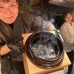 膳処末富 - 燻した筍と大根と薪炭をのせて蒸したご飯