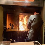 膳処末富 - 薪火で牛蒡を燻して香りをつける