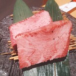 近江うし焼肉 にくTATSU - 和牛極上タンステーキ。(写真がヘタ！厚さがわからん。)このとき、実は妹と私は失敗している。別添えのねぎ塩を頼もうと話していたのに忘れてしまった。タンが提供されてもその厚さにばかり気がいっていた。ねぎ塩