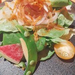 近江うし焼肉 にくTATSU - 
      サラダはお店の方と相談してハーフにして正解。ハーフを2人でわけていい感じです。