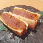近江うし焼肉 にくTATSU - 〆は私が気になっていた銀座限定タンカツサンド。聞いたことないでしょ？タンカツサンド！注文されるときは〆のカテゴリーではなく前菜のカテゴリーにあるのでお見逃しなく。２切れのタンカツサンドを見て妹は「食べ