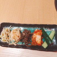近江うし焼肉 にくTATSU 銀座店 - 
                    ナムルとキムチ盛り合わせ。ちょっとしたことだけど、普通ナムル盛り合わせとキムチ盛り合わせでしょ？どっちものってるのと、一人前ずつなのがとてもよい。