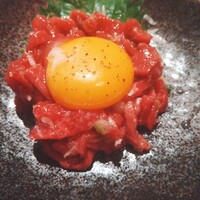 近江うし焼肉 にくTATSU 銀座店 - まずはにくTETSUユッケ。塩と醤油があるそうですが、夏にお勧めの塩にしてみました。メニューを見て「安いけど、こんなに量あるのかな？」と、思っていたのですがたっぷり！娘がユッケ好きなので、他でもよく頼