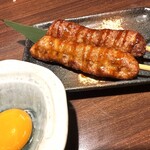 東北うまいもん郷土料理 個室居酒屋 奥羽本荘 - 大焼月見牛タンつくね　748円（税込）