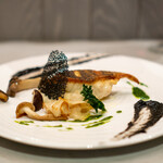 Dos Escenas - 真鯛のソテー パースニップのピューレ きのこ数種類、 烏賊墨のモレソース