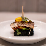 Dos Escenas - マリネした鰯の皮目を炙って、 アドボソース、 自家製烏賊墨のフォカッチャ