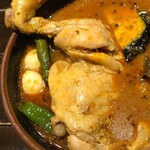 ラマイ - スープカレー アップ チキンは巨大な骨付きでホロホロ