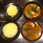 ラマイ - スープカレー チキン 上がスープレギュラー、ライスM 下がスープ大盛り、ライスL