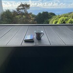 別邸KURO - テラスで絶景を前に、本を読む手が一瞬止まる