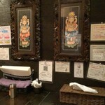 ラマイ - 卓上 奥側 カイエンペッパー、カトラリー、紙エプロン、ティッシュ、爪楊枝