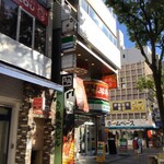 ラマイ - 外観 伊勢佐木モールから 中央のファミマのあるビル内にあります