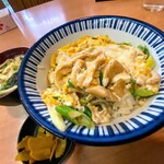 Chikaramochi - きつね丼玉子入と味噌汁