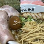 Jukusei Shouyu Ramen Juunibunya - スープは万人向けの濃い醤油ベースで美味しい