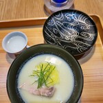 御料理 良所 - 黒に白だ！蓋裏も素晴らしい♪