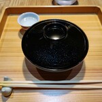 御料理 良所 - 漆黒の椀は中に何が入っているかの期待を増幅させる♪
