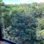 別邸KURO - 緑に囲まれた窓からの眺めに心安らぐ