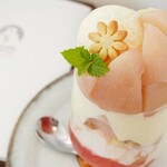 ハナツムリ - 【2023.08】桃パフェ(税込1,045円)