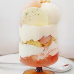 ハナツムリ - 【2023.08】桃パフェ(税込1,045円)