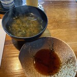 別邸KURO - あおさとふのりの磯味噌汁。手前はポン酢