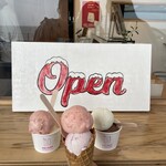 HOLIDAY ICE CREAM STORE - 