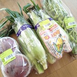 軽井沢発地市庭 - 料理写真:この日購入した玉蜀黍と枝豆、大きな桃　他に人参も購入しました