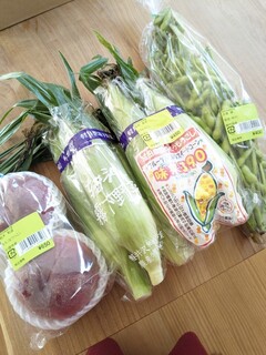 Karuizawa Hotchi Ichiba - Corn, Edamame, and a Large Peach Purchased on This Day, Along with Carrots